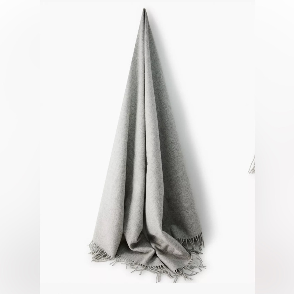 Aritzia Wilfred Classic Wool Scarf in heather light grey